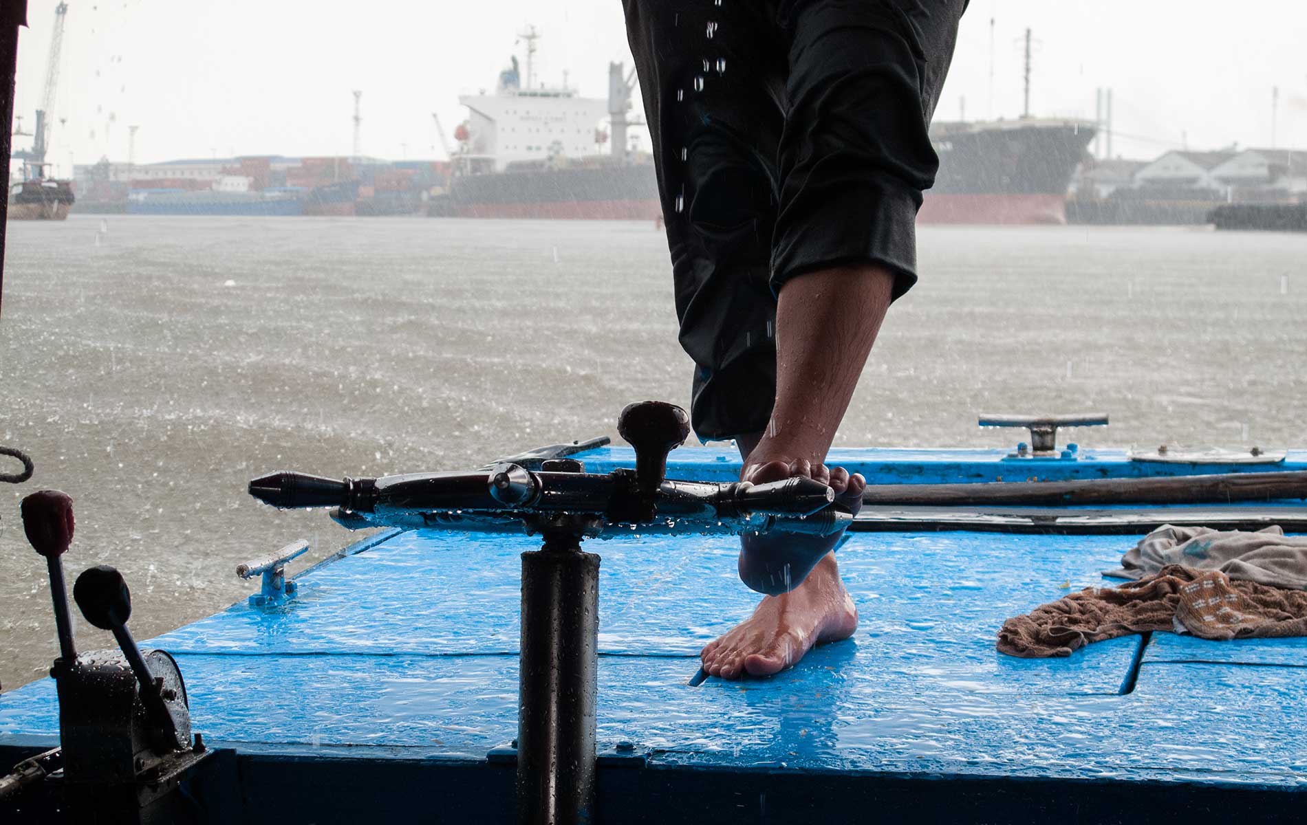 How to steer a boat Vietnam style